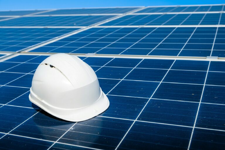 een witte helm die op zonnepanelen ligt