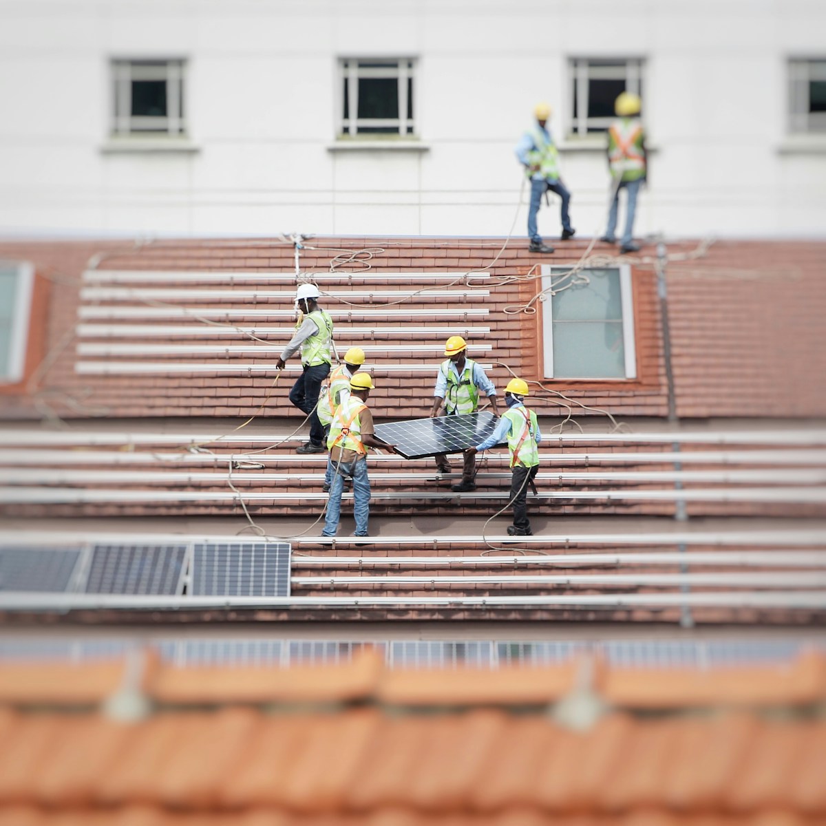 mannen die op het dak aan het werk zijn